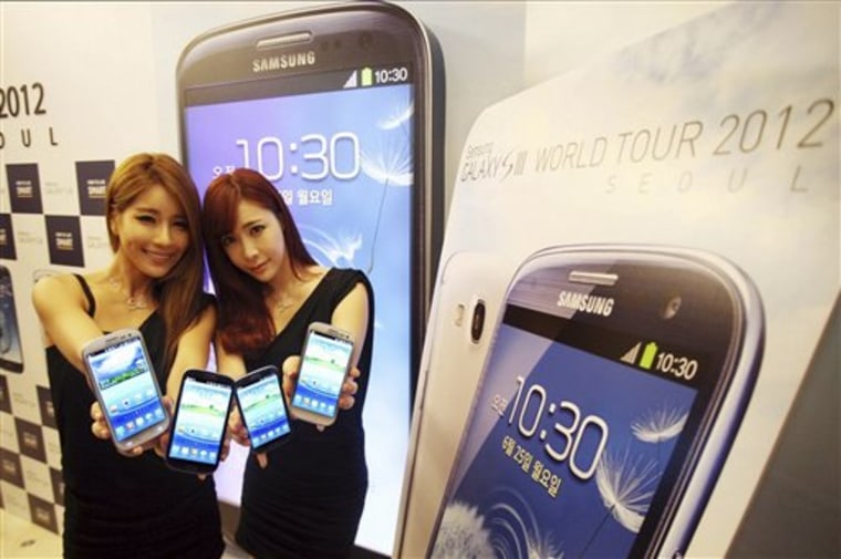 Models pose with Samsung Electronics' newest smartphone Galaxy S III during its world tour in Seoul, South Korea, Monday, June 25, 2012. 